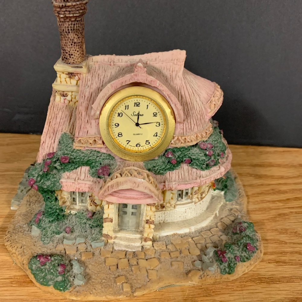 Vintage ceramic Cottage with Solina quartz Clock
